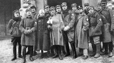 Roman Abraham (pierwszy z lewej) ze swoimi straceńcami, Lwów 1918 r.