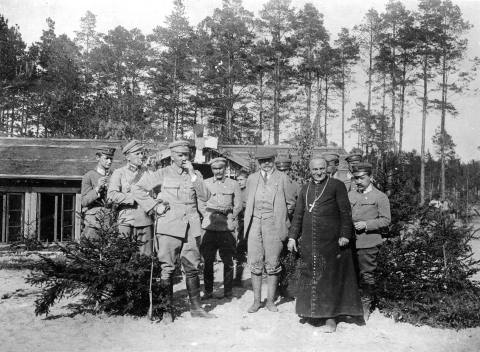 Bp Władysław Bandurski wśród oficerów I Brygady LP na froncie wołyńskim                
