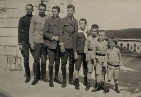 Bracia Czartoryscy, od lewej Kazimierz, Włodzimierz, Jan, Roman, Stanisław, Adam, Witold, Piotr, Frain, 1915 r.