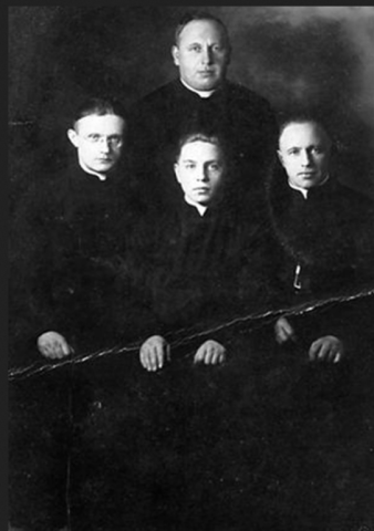 Bracia - księża Dominowie z Babicy; U góry ks. Henryk, poniżej od lewej ks. Stanisław, ks. Bronisław i ks. Jan